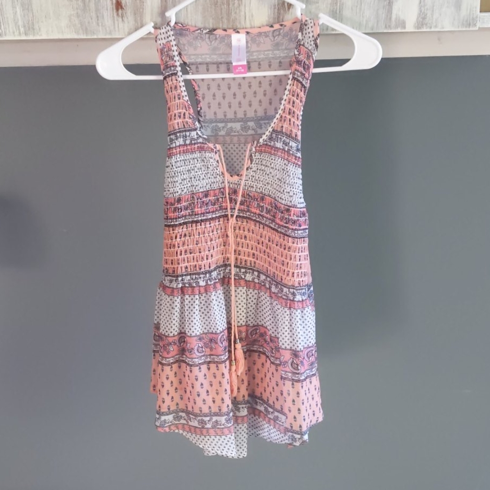 Cute high low tank flowy at the bottom